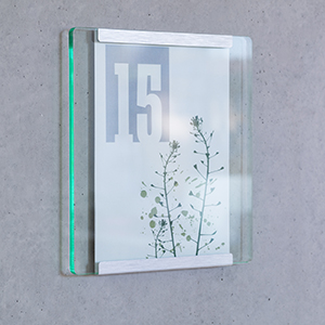Hochwertiges, elegantes Acrylschild mit individuellem Einleger zur Wandmontage von werbeland aus Wildeshausen